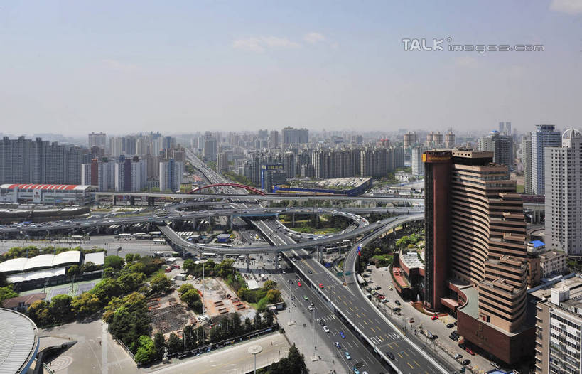 无人,家,高楼大厦,横图,室外,白天,正面,度假,美景,城市风光,城市,大厦,道路,建筑,路,摩天大楼,公路,汽车,上海,中国,亚洲,阴影,光线,影子,房屋,屋子,景观,云,云朵,高架,公寓,建筑群,分界线,停车线,交通,云彩,娱乐,建设,洋房,楼房,盘旋,住宅,车,蓝色,白云,蓝天,天空,阳光,交通工具,轿车,天,享受,休闲,景色,放松,晴朗,车行道,车行道分界线,申,载具,标线,回旋,高架桥,东亚,上海体育馆,扭转,车行线,徐汇区,上海大舞台,华亭宾馆,上海市,高架道路,跨线桥,中华人民共和国,沪,华东地区,晴空,彩图,房子,大楼,高层建筑,高楼,摩天楼,上海华亭宾馆,万人体育馆,shlbh1