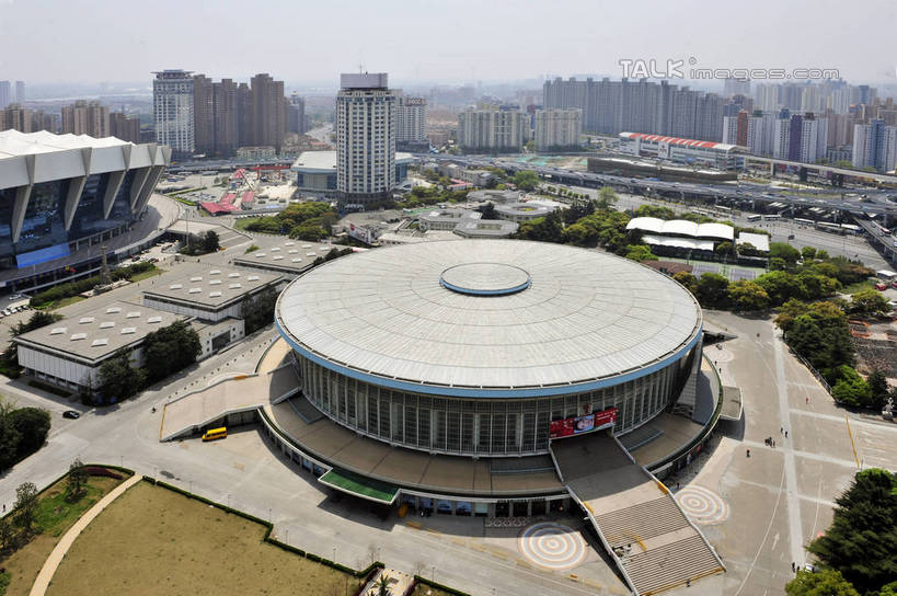 无人,体育馆,高楼大厦,运动场,横图,俯视,航拍,室外,白天,度假,美景,植物,城市风光,标志建筑,城市,大厦,道路,地标,建筑,路,摩天大楼,公路,上海,中国,亚洲,阴影,光线,影子,景观,建筑群,交通,娱乐,建设,体育场,树,树木,蓝色,绿色,蓝天,天空,阳光,自然,天,享受,休闲,景色,放松,生长,晴朗,成长,申,鸟瞰,东亚,上海体育馆,徐汇区,上海大舞台,华亭宾馆,上海市,万里无云,中华人民共和国,沪,华东地区,运动馆,晴空,晴空万里,马路,彩图,高角度拍摄,大楼,高层建筑,高楼,摩天楼,上海华亭宾馆,万人体育馆,shlbh1