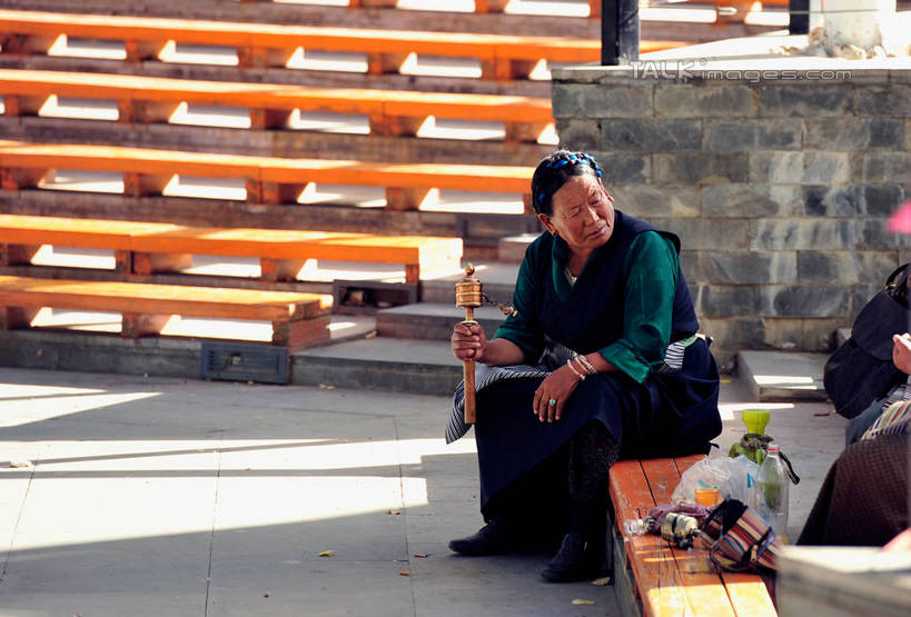 东方人,两个人,坐,横图,室外,白天,正面,楼梯,亚洲,握,阴影,节日,光线,木制,板凳,包,皮包,影子,长凳,凳子,阶梯,地面,拿,拿着,注视,黄种人,文化,少数民族,台阶,阳光,木制品,观察,回头,看,祈祷,转头,健康,握着,许愿,宗教,信仰,观看,纪念,祈求,单肩包,察看,关注,转经筒,转经轮,民族文化,玛尼轮,平安,老年女性,女人,女性,亚洲人,坐着,彩图,全身,shlmx1