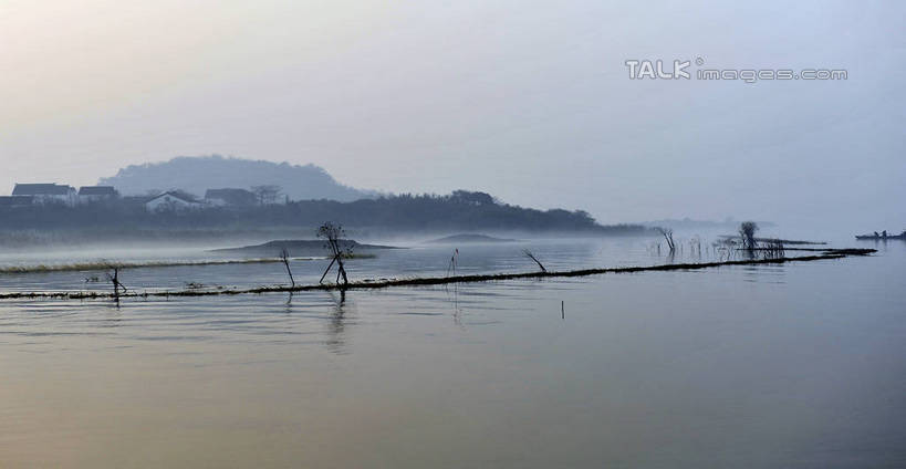无人,横图,室外,白天,正面,旅游,度假,草地,草坪,海浪,海洋,美景,山,树林,植物,雾,阴影,朦胧,模糊,光线,影子,房屋,屋子,景观,浪花,山峰,山峦,娱乐,民居,住宅,草,树,树木,绿色,天空,阳光,自然,海水,天,享受,休闲,景色,放松,生长,成长,迷雾,自然风光,海景,大海,风浪,海,海水的波动,近岸浪,涌浪,彩图,房子,shlmx1
