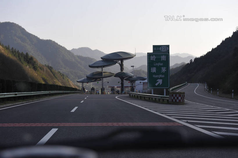 无人,横图,室外,白天,正面,旅游,度假,黄山,美景,山,山脉,道路,路,公路,中国,亚洲,阴影,光线,标志,文字,影子,字符,景观,山峰,分界线,停车线,交通,山峦,娱乐,标识,天空,阳光,自然,群山,天,享受,休闲,汉字,景色,放松,车行道,车行道分界线,中文,自然风光,标线,国道,东亚,车行线,安徽,安徽省,黄山市,中华人民共和国,华东地区,国文,华文,皖,马路,彩图,shlmx1