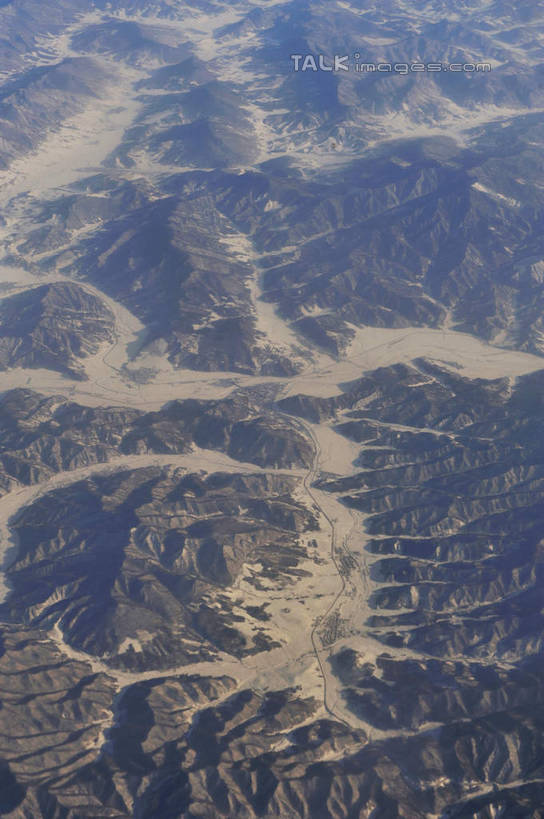 无人,竖图,俯视,航拍,室外,白天,旅游,度假,美景,丘陵,山,雪,雾,大雪,道路,路,公路,中国,亚洲,阴影,朦胧,模糊,光线,影子,积雪,景观,山峰,雪景,冬季,冬天,辽阔,地面,交通,山峦,娱乐,阳光,自然,享受,休闲,广阔,景色,放松,寒冷,迷雾,鸟瞰,自然风光,东亚,吉林,吉林省,中华人民共和国,严寒,东北地区,吉,广大,广宽,空阔,大雾,马路,彩图,高角度拍摄,shlyb1