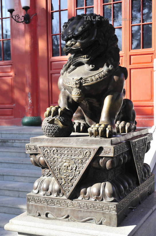 无人,寺庙,竖图,室外,白天,正面,旅游,度假,标志建筑,地标,建筑,哺乳动物,野生动物,狮子,雕塑,阴影,节日,艺术,装饰,光线,雕刻,雕像,影子,燃烧,注视,文化,娱乐,建设,阳光,动物,香火,工艺品,庙宇,观察,看,祈祷,享受,休闲,健康,旅游胜地,放松,许愿,宗教,信仰,观看,纪念,祈求,美术,察看,关注,主题,凶猛,陈列,功能,美学,残暴,平安,凶残,彩图,全身,庙,寺,shlyb1