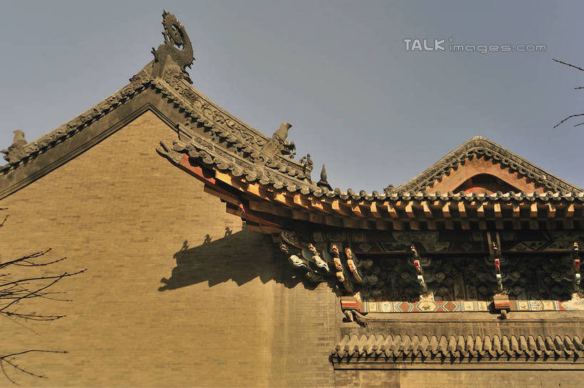 无人,家,横图,室外,白天,仰视,旅游,度假,石头,标志建筑,地标,建筑,阴影,光线,石子,瓦片,影子,房屋,墙,屋顶,屋子,顶棚,瓦,娱乐,建设,楼房,墙壁,墙面,住宅,蓝色,蓝天,天空,阳光,天,享受,休闲,旅游胜地,放松,建造,晴朗,屋瓦,万里无云,石块,晴空,晴空万里,彩图,低角度拍摄,房子,shlyb1