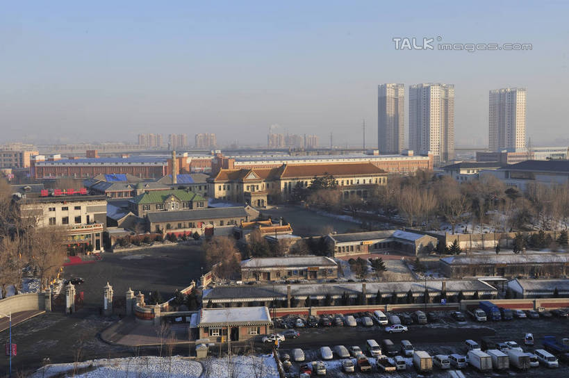 无人,博物馆,家,高楼大厦,停车场,横图,俯视,室外,白天,度假,美景,植物,城市风光,标志建筑,城市,大厦,地标,建筑,摩天大楼,汽车,中国,亚洲,一排,许多,阴影,研究,整齐,并列,并排,光线,影子,房屋,屋子,景观,公寓,很多,教育,娱乐,建设,洋房,楼房,住宅,车,树,树木,排列,蓝色,绿色,蓝天,天空,阳光,自然,交通工具,轿车,天,享受,休闲,景色,放松,生长,晴朗,成长,展览,队列,欣赏,载具,平行,陈列,东亚,吉林,吉林省,长春,长春市,万里无云,中华人民共和国,省会,东北地区,吉,典藏,晴空,晴空万里,彩图,高角度拍摄,房子,泊车场,大楼,高层建筑,高楼,摩天楼,宽城区,伪满皇宫博物院,shlyb1