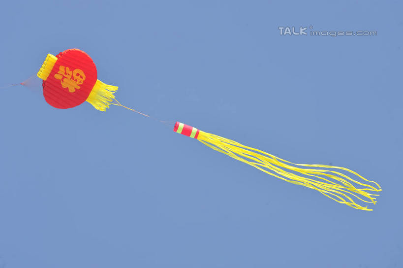 无人,横图,室外,特写,白天,仰视,静物,照明,阴影,光线,标志,灯笼,文字,影子,纸灯笼,字符,标识,一个,黄色,红色,蓝色,蓝天,天空,阳光,风筝,灯具,天,汉字,放风筝,晴朗,单个,照亮,纸鸢,照明设备,中文,放鹞子,鹞,鹞子,鸢,木鸢,万里无云,国文,华文,晴空,晴空万里,彩图,低角度拍摄,shlyb1