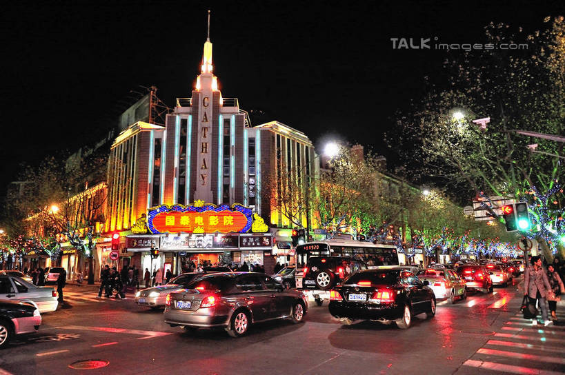 东方人,商店,走,横图,彩色,室外,夜晚,正面,长时间曝光,购物,度假,消费,美景,植物,城市风光,超市,城市,道路,电影院,剧院,路,霓虹灯,人行横道,商场,夜景,公路,汽车,上海,中国,亚洲,行人,游客,游人,阴影,服装,朦胧,模糊,光线,影子,景观,人行道,灯光,七彩,交通,许多人,注视,休闲装,黄种人,娱乐,光源,霓虹,路人,旅客,车,灯,树,树木,衣服,绿色,自然,交通工具,轿车,观察,看,一群人,享受,休闲,休闲服,景色,放松,金融,百货,服饰,生长,成长,观看,淮海路,申,察看,照明设备,关注,载具,人行横道线,曝光,选购,贸易,百货公司,黄浦区,东亚,淮海中路,徐汇区,国泰电影院,上海市,中华人民共和国,沪,华东地区,氖灯,血拼,过客,男人,男性,年轻男性,年轻女性,女人,女性,亚洲人,斑马线,马路,步行,散步,走路,半身,彩图,购物商场,购物中心,剧场,商业中心,shlyb1