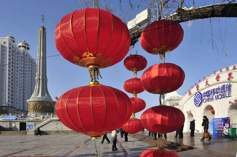 东方人,高楼大厦,走,横图,室外,白天,正面,度假,美景,植物,城市风光,城市,大厦,建筑,摩天大楼,照明,中国,亚洲,行人,游客,游人,吊挂,悬挂,阴影,服装,装饰,光线,灯笼,影子,纸灯笼,景观,许多人,挂,注视,休闲装,黄种人,娱乐,建设,路人,旅客,树,树木,衣服,红色,蓝色,绿色,蓝天,天空,阳光,自然,灯具,天,观察,看,一群人,享受,休闲,休闲服,景色,放松,服饰,生长,晴朗,成长,观看,华丽,修饰,黑,照亮,点缀,察看,照明设备,关注,东亚,黑龙江,黑龙江省,佳木斯,万里无云,中华人民共和国,衬托,美观,雅致,雅观,东北地区,佳木斯市,过客,男人,男性,年轻男性,年轻女性,女人,女性,亚洲人,晴空,晴空万里,步行,散步,走路,半身,彩图,大楼,高层建筑,高楼,摩天楼,shlyb1