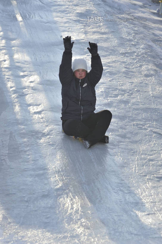 东方人,一个人,体育馆,运动场,坐,举,竖图,俯视,室外,白天,旅游,度假,美景,雪,大雪,中国,亚洲,仅一个年轻女性,仅一个女性,仅一个人,阴影,服装,光线,影子,积雪,景观,雪景,冬季,冬天,注视,黄种人,娱乐,体育场,车,衣服,阳光,自然,交通工具,观察,看,托,享受,休闲,滑雪场,温暖,景色,放松,寒冷,服饰,观看,保暖,黑,雪橇,察看,御寒,关注,自然风光,载具,雪橇车,滑雪服,东亚,黑龙江,黑龙江省,佳木斯,中华人民共和国,运动馆,严寒,东北地区,佳木斯市,竞技服,旅游服,冬装,年轻女性,女人,女性,亚洲人,举起,举手,举着,向上举,向上伸,向上托,坐着,彩图,高角度拍摄,全身,shlyb1