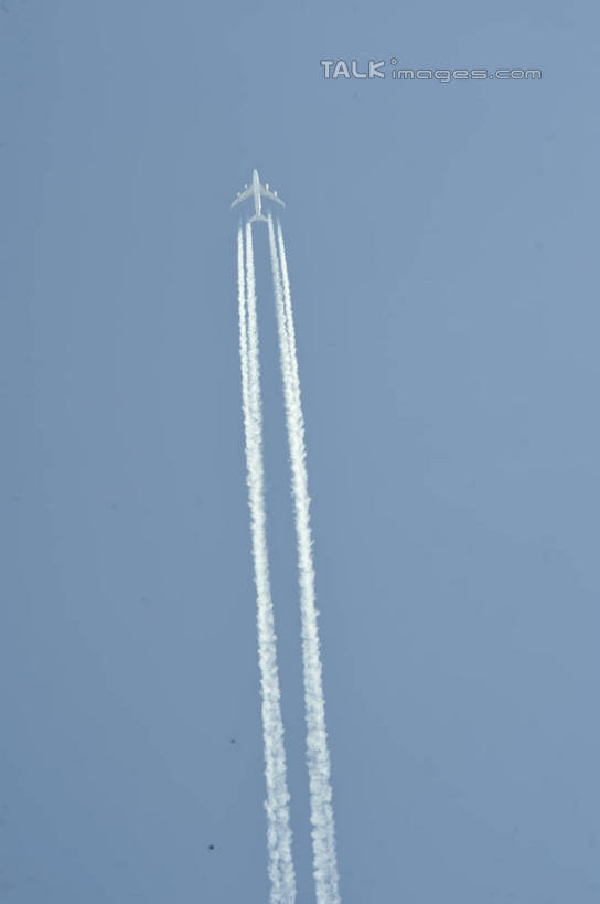 无人,竖图,室外,白天,仰视,飞机,阴影,光线,影子,烟雾,交通,航空,蓝色,蓝天,天空,阳光,交通工具,天,运输,晴朗,污染,废气,客机,载具,飞机尾迹,尾迹云,机尾云,飞机拉烟,云带,尾迹,万里无云,机尾迹,飞机尾气,晴空,晴空万里,彩图,低角度拍摄,shlyb1