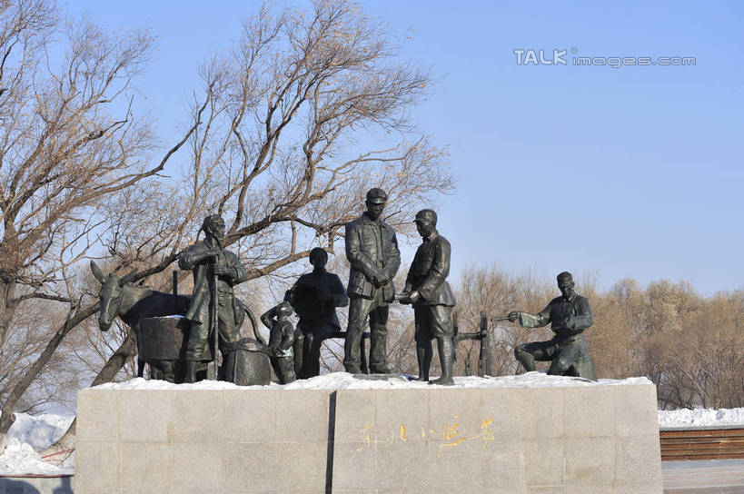 东方人,无人,站,坐,横图,室外,白天,正面,制服,旅游,度假,树林,雪,植物,大雪,标志建筑,地标,建筑,雕塑,中国,亚洲,阴影,服装,艺术,装饰,光线,雕刻,雕像,影子,积雪,雪景,冬季,冬天,许多人,注视,黄种人,娱乐,建设,中山装,树,树木,衣服,蓝色,绿色,蓝天,天空,阳光,自然,工艺品,天,观察,看,站着,一群人,享受,休闲,旅游胜地,放松,寒冷,服饰,生长,晴朗,成长,观看,纪念,黑,美术,察看,衣着,穿着,关注,主题,陈列,东亚,黑龙江,黑龙江省,佳木斯,万里无云,中华人民共和国,功能,美学,严寒,东北地区,佳木斯市,男人,男性,中年男性,亚洲人,晴空,晴空万里,站立,坐着,彩图,全身,毛装,人民服,shlyb1