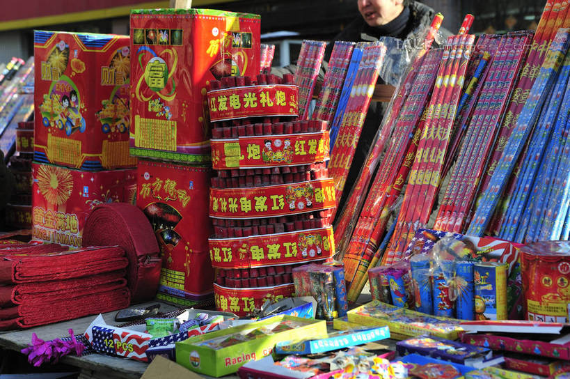 无人,横图,室外,白天,正面,购物,消费,烟火,鞭炮,中国,春节,亚洲,一排,许多,节日,庆祝,整齐,集市,市场,很多,文化,排列,焰火,庆典,金融,纪念,堆,黑,队列,礼花,选购,贸易,东亚,黑龙江,黑龙江省,佳木斯,中华人民共和国,花炮,礼花炮,东北地区,佳木斯市,爆竿,爆仗,爆竹,鞭爆,炮仗,烟花,彩图,shlyb1
