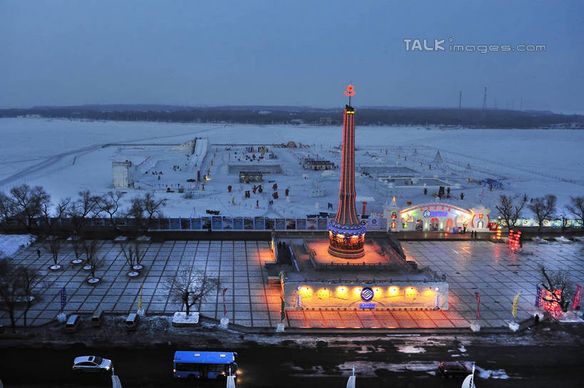 无人,体育馆,运动场,横图,俯视,彩色,室外,夜晚,度假,美景,雪,大雪,城市风光,城市,霓虹灯,夜景,中国,亚洲,阴影,光线,影子,积雪,景观,雪景,冬季,冬天,纪念碑,灯光,七彩,娱乐,光源,体育场,霓虹,灯,享受,休闲,滑雪场,景色,放松,寒冷,黑,照明设备,东亚,黑龙江,黑龙江省,佳木斯,中华人民共和国,氖灯,运动馆,严寒,东北地区,佳木斯市,彩图,高角度拍摄,shlyb1