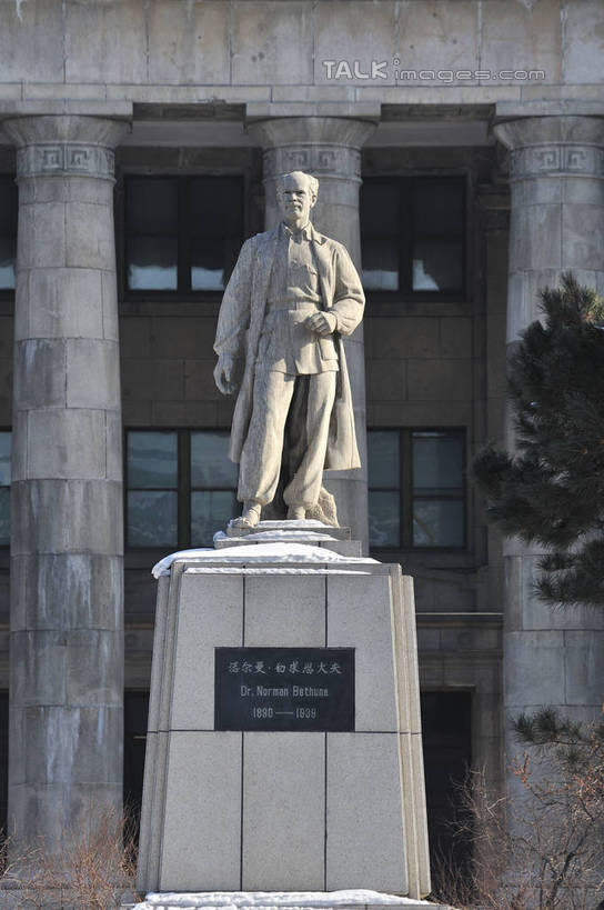 西方人,一个人,无人,医生,学校,教学楼,站,竖图,室外,白天,正面,西装,旅游,度假,植物,标志建筑,地标,建筑,雕塑,欧洲,中国,欧洲人,亚洲,仅一个男性,仅一个人,仅一个中年男性,套装,服装,正装,艺术,装饰,雕刻,雕像,注视,职业装,娱乐,建设,校园,树,树木,衣服,绿色,自然,工艺品,观察,看,站着,医护人员,医疗人员,享受,休闲,教室,旅游胜地,放松,服饰,生长,成长,观看,纪念,美术,察看,衣着,穿着,关注,主题,陈列,东亚,白求恩,诺尔曼.白求恩,吉林,吉林省,长春,长春市,中华人民共和国,省会,功能,美学,东北地区,吉,衣饰,男人,男性,中年男性,白种人,大夫,站立,彩图,全身,教学大楼,白求恩医学院,吉林大学,shlyb1