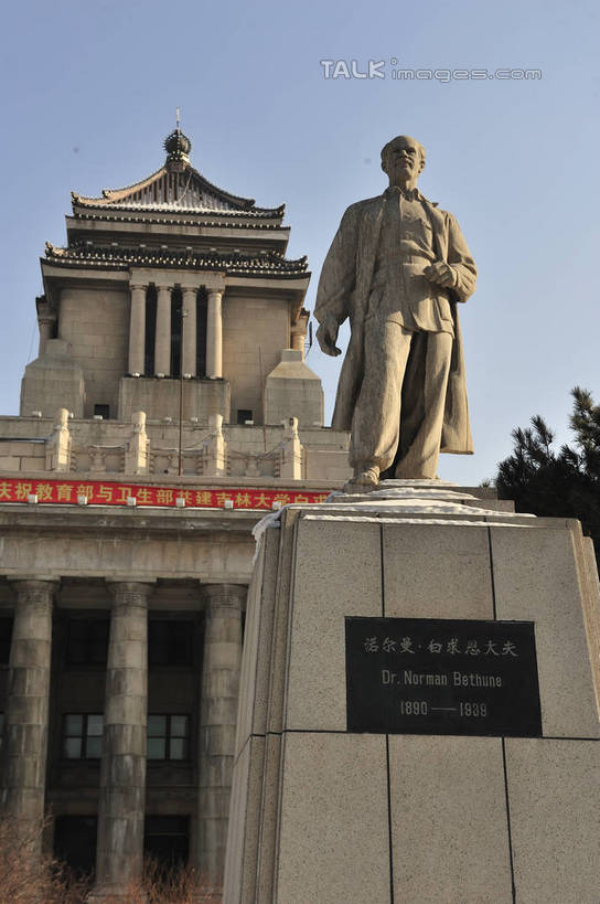 西方人,一个人,无人,医生,学校,教学楼,站,竖图,室外,白天,正面,西装,旅游,度假,植物,标志建筑,地标,建筑,雕塑,欧洲,中国,欧洲人,亚洲,仅一个男性,仅一个人,仅一个中年男性,阴影,套装,服装,正装,艺术,装饰,光线,雕刻,雕像,影子,注视,职业装,娱乐,建设,校园,树,树木,衣服,蓝色,绿色,蓝天,天空,阳光,自然,工艺品,天,观察,看,站着,医护人员,医疗人员,享受,休闲,教室,旅游胜地,放松,服饰,生长,晴朗,成长,观看,纪念,美术,察看,衣着,穿着,关注,主题,陈列,东亚,白求恩,诺尔曼.白求恩,吉林,吉林省,长春,长春市,万里无云,中华人民共和国,省会,功能,美学,东北地区,吉,衣饰,男人,男性,中年男性,白种人,大夫,晴空,晴空万里,站立,彩图,全身,教学大楼,白求恩医学院,吉林大学,shlyb1