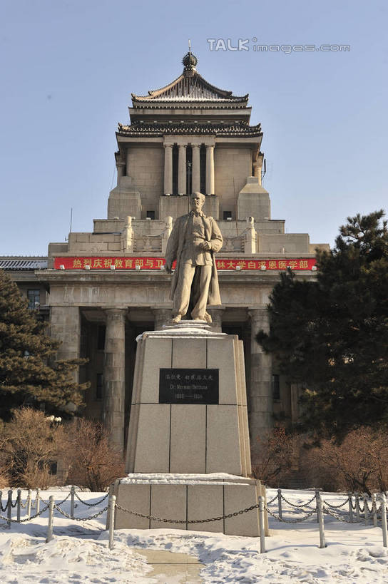 西方人,一个人,无人,医生,学校,教学楼,站,竖图,室外,白天,正面,西装,旅游,度假,雪,植物,大雪,标志建筑,地标,建筑,雕塑,欧洲,中国,欧洲人,亚洲,仅一个男性,仅一个人,仅一个中年男性,阴影,套装,服装,正装,艺术,装饰,光线,雕刻,雕像,影子,积雪,雪景,冬季,冬天,注视,职业装,娱乐,建设,校园,树,树木,衣服,蓝色,绿色,蓝天,天空,阳光,自然,工艺品,天,观察,看,站着,医护人员,医疗人员,享受,休闲,教室,旅游胜地,放松,寒冷,服饰,生长,晴朗,成长,观看,纪念,美术,察看,衣着,穿着,关注,主题,陈列,东亚,白求恩,诺尔曼.白求恩,吉林,吉林省,长春,长春市,万里无云,中华人民共和国,省会,功能,美学,严寒,东北地区,吉,衣饰,男人,男性,中年男性,白种人,大夫,晴空,晴空万里,站立,彩图,全身,教学大楼,白求恩医学院,吉林大学,shlyb1