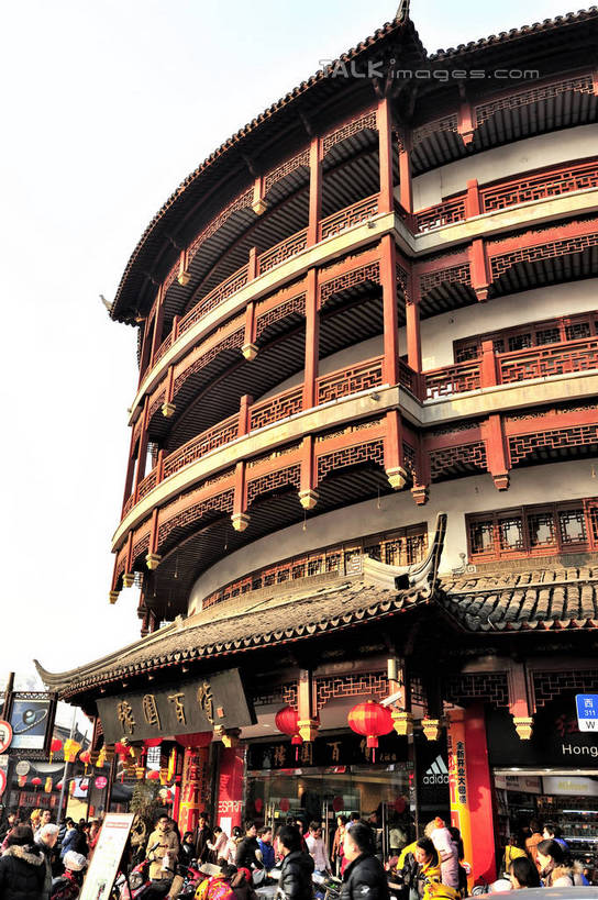 东方人,走,竖图,室外,白天,正面,旅游,度假,标志建筑,地标,建筑,照明,上海,中国,春节,亚洲,行人,游客,游人,服装,节日,庆祝,装饰,灯笼,瓦片,纸灯笼,屋顶,庙会,许多人,顶棚,瓦,注视,休闲装,黄种人,文化,娱乐,建设,路人,旅客,衣服,灯具,城隍庙,观察,看,祈祷,一群人,庆典,享受,休闲,健康,休闲服,旅游胜地,放松,许愿,宗教,建造,服饰,信仰,观看,纪念,华丽,修饰,祈求,照亮,点缀,申,察看,照明设备,关注,黄浦区,东亚,屋瓦,上海市,中华人民共和国,沪,华东地区,衬托,美观,雅致,雅观,过客,老城隍庙,平安,男人,男性,年轻男性,年轻女性,女人,女性,亚洲人,步行,散步,走路,半身,彩图,庙市,节场,shlyb1