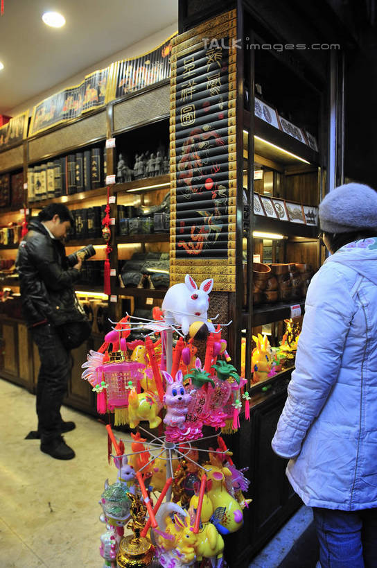 东方人,两个人,商店,站,走,竖图,室外,白天,正面,购物,旅游,度假,消费,筷子,标志建筑,地标,建筑,餐具,上海,中国,春节,亚洲,行人,游客,游人,服装,节日,庆祝,庙会,注视,休闲装,黄种人,文化,娱乐,建设,商铺,传统,路人,旅客,货架,架子,衣服,城隍庙,观察,看,祈祷,站着,庆典,享受,休闲,健康,休闲服,旅游胜地,放松,许愿,金融,宗教,服饰,信仰,观看,纪念,礼节,祈求,申,察看,挑选,关注,礼仪,选择,陈列架,选购,贸易,黄浦区,东亚,上海市,中华人民共和国,沪,华东地区,血拼,市肆,商号,采选,遴选,筛选,挑拣,挑撰,过客,老城隍庙,平安,男人,男性,年轻男性,年轻女性,女人,女性,亚洲人,进餐用具,步行,散步,站立,走路,半身,彩图,店铺,庙市,节场,shlyb1