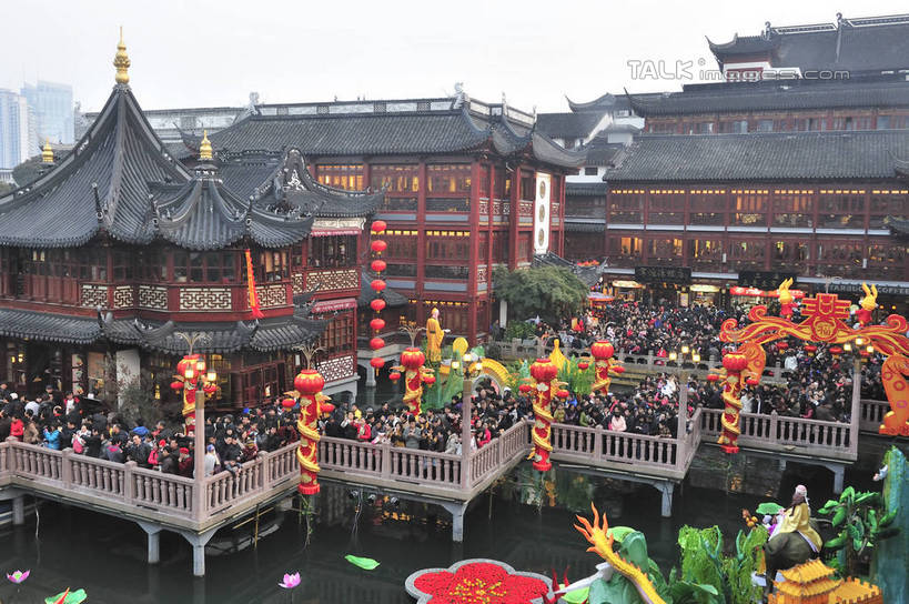 东方人,商店,栏杆,走,横图,俯视,室外,白天,购物,旅游,度假,消费,植物,标志建筑,地标,建筑,照明,上海,中国,春节,亚洲,行人,游客,游人,服装,节日,庆祝,灯笼,纸灯笼,庙会,围栏,许多人,注视,休闲装,黄种人,文化,娱乐,建设,商铺,护栏,路人,旅客,树,树木,衣服,绿色,自然,灯具,城隍庙,观察,看,祈祷,一群人,庆典,享受,休闲,健康,休闲服,旅游胜地,放松,许愿,金融,宗教,服饰,信仰,生长,成长,观看,纪念,祈求,照亮,申,察看,照明设备,关注,选购,贸易,黄浦区,东亚,上海市,中华人民共和国,沪,华东地区,血拼,市肆,商号,过客,老城隍庙,平安,男人,男性,年轻男性,年轻女性,女人,女性,亚洲人,步行,散步,走路,半身,彩图,高角度拍摄,店铺,庙市,节场,shlyb1