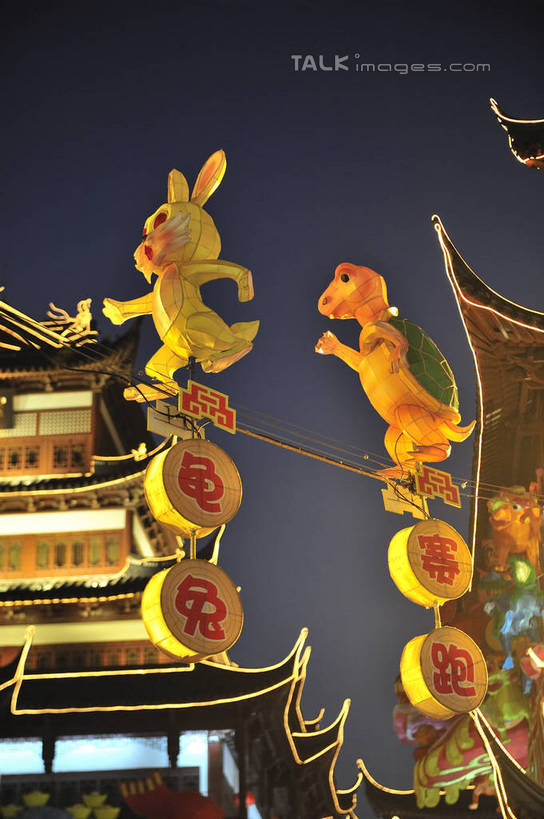 无人,竖图,室外,夜晚,仰视,旅游,度假,标志建筑,地标,建筑,哺乳动物,照明,上海,中国,元宵节,亚洲,阴影,节日,庆祝,光线,兔子,灯笼,瓦片,影子,纸灯笼,屋顶,庙会,灯光,顶棚,瓦,文化,娱乐,建设,动物,灯具,城隍庙,祈祷,庆典,享受,休闲,健康,旅游胜地,放松,许愿,宗教,建造,信仰,纪念,祈求,兔,照亮,申,照明设备,黄浦区,东亚,屋瓦,上海市,中华人民共和国,沪,华东地区,老城隍庙,平安,彩图,低角度拍摄,春灯节,上元节,小正月,庙市,节场,shlyb1