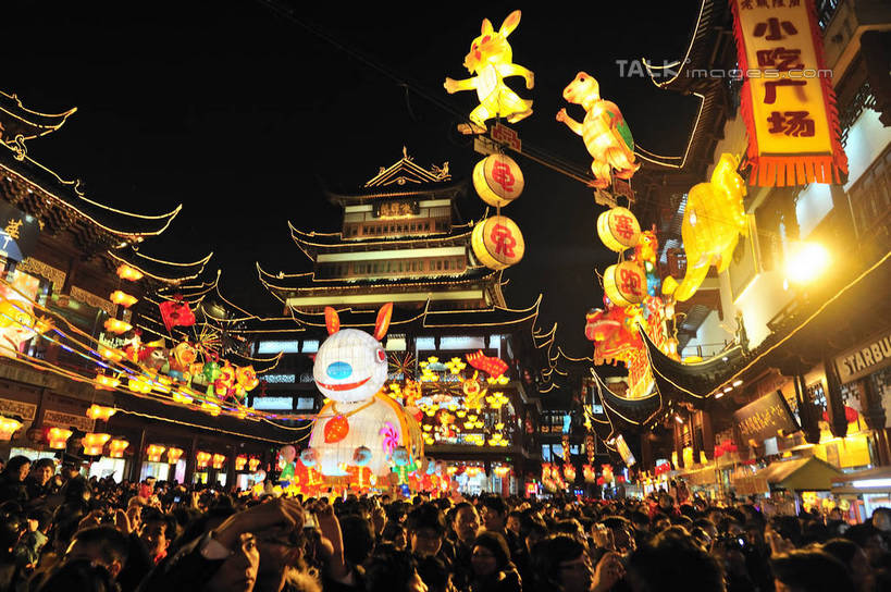 东方人,走,横图,室外,夜晚,仰视,旅游,度假,标志建筑,地标,建筑,哺乳动物,照明,上海,中国,元宵节,亚洲,行人,游客,游人,阴影,服装,节日,庆祝,光线,兔子,灯笼,瓦片,影子,纸灯笼,屋顶,庙会,灯光,许多人,顶棚,瓦,注视,休闲装,黄种人,文化,娱乐,建设,路人,旅客,衣服,动物,灯具,城隍庙,观察,看,祈祷,一群人,庆典,享受,休闲,健康,休闲服,旅游胜地,放松,许愿,宗教,建造,服饰,信仰,观看,纪念,祈求,兔,照亮,申,察看,照明设备,关注,黄浦区,东亚,屋瓦,上海市,中华人民共和国,沪,华东地区,过客,老城隍庙,平安,男人,男性,年轻男性,年轻女性,女人,女性,亚洲人,步行,散步,走路,半身,彩图,低角度拍摄,春灯节,上元节,小正月,庙市,节场,shlyb1