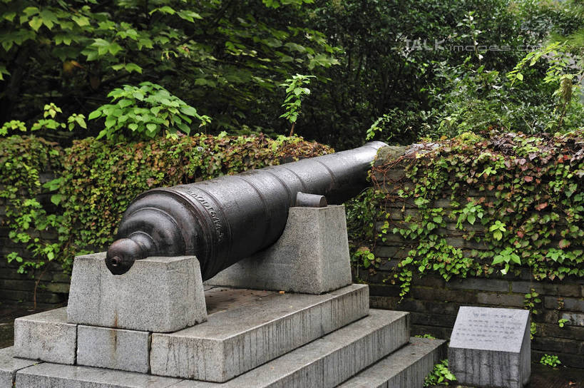 无人,横图,室外,白天,正面,旅游,度假,竞争,名胜古迹,森林,树林,植物,标志建筑,地标,建筑,中国,亚洲,对抗,遗迹,冲突,古迹,破坏,文物,娱乐,建设,古建筑,浙江,树,树木,浙江省,绿色,自然,享受,休闲,炮,武器,旅游胜地,放松,战争,江南长城,临海,生长,成长,损坏,攻击,威胁,对立,矛盾,兵器,防御,古文明,东亚,中华人民共和国,华东地区,浙,敌对,挫败,斗争,抗拒,抗衡,杀伤,威慑,台州,台州市,危险,彩图,临海市,台州府城墙,shlyb1