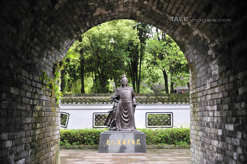 东方人,一个人,无人,站,横图,室外,白天,正面,民族服装,旅游,度假,石头,名胜古迹,植物,标志建筑,地标,建筑,雕塑,中国,亚洲,仅一个男性,仅一个人,仅一个中年男性,服装,遗迹,艺术,装饰,雕刻,雕像,石子,墙,注视,黄种人,古迹,文物,娱乐,建设,古建筑,浙江,墙壁,墙面,树,树木,浙江省,衣服,绿色,自然,工艺品,观察,看,站着,享受,休闲,旅游胜地,放松,服饰,江南长城,临海,生长,成长,观看,纪念,美术,察看,衣着,穿着,关注,主题,陈列,古文明,东亚,戚继光,中华人民共和国,华东地区,浙,功能,美学,台州,台州市,军事家,衣饰,民族英雄,男人,男性,中年男性,亚洲人,石块,站立,彩图,全身,传统服装,民俗服,孟诸,南塘,临海市,台州府城墙,shlyb1