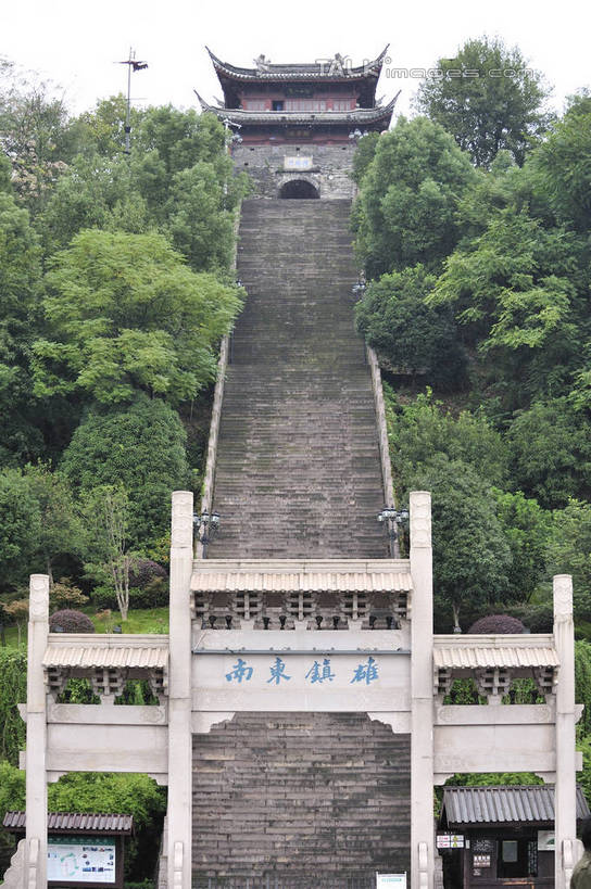 无人,栏杆,竖图,室外,白天,仰视,旅游,度假,名胜古迹,植物,楼梯,门,标志建筑,地标,建筑,雕塑,中国,亚洲,遗迹,艺术,装饰,标志,雕刻,扶手,牌匾,文字,字符,阶梯,古迹,文化,文物,娱乐,标识,建设,古建筑,浙江,护栏,台阶,树,树木,浙江省,绿色,自然,工艺品,门框,享受,休闲,汉字,旅游胜地,放松,江南长城,临海,生长,成长,纪念,美术,中文,主题,陈列,古文明,东亚,中华人民共和国,华东地区,浙,功能,美学,国文,华文,台州,台州市,彩图,低角度拍摄,临海市,台州府城墙,shlyb1