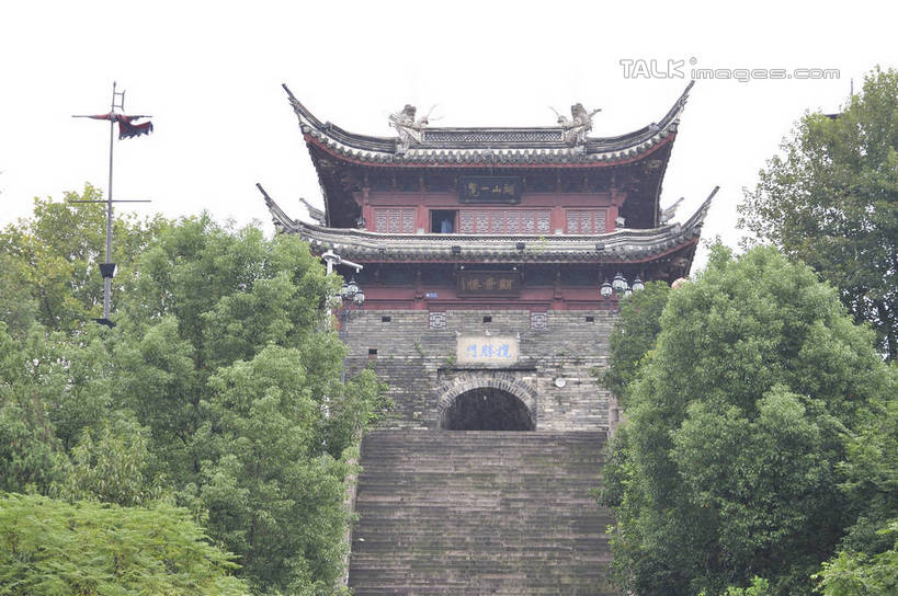 无人,栏杆,横图,室外,白天,仰视,旅游,度假,名胜古迹,植物,楼梯,标志建筑,地标,建筑,雕塑,中国,亚洲,遗迹,艺术,装饰,标志,雕刻,扶手,牌匾,瓦片,文字,字符,阶梯,屋顶,顶棚,瓦,古迹,文化,文物,娱乐,标识,建设,古建筑,浙江,护栏,台阶,树,树木,浙江省,绿色,自然,工艺品,享受,休闲,汉字,旅游胜地,放松,建造,江南长城,临海,生长,成长,纪念,美术,中文,主题,陈列,古文明,东亚,屋瓦,中华人民共和国,华东地区,浙,功能,美学,国文,华文,台州,台州市,彩图,低角度拍摄,临海市,台州府城墙,shlyb1