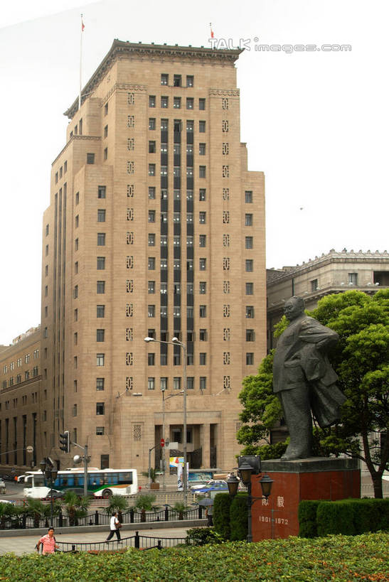 东方人,高楼大厦,走,竖图,室外,白天,正面,度假,草地,草坪,美景,植物,城市风光,城市,大厦,建筑,摩天大楼,公共汽车,雕塑,上海,中国,亚洲,行人,游客,游人,阴影,服装,艺术,装饰,光线,雕刻,雕像,影子,景观,巴士,公交车,许多人,注视,休闲装,黄种人,娱乐,建设,黄浦江,路人,旅客,车,草,树,树木,衣服,绿色,阳光,自然,工艺品,交通工具,外滩,观察,看,一群人,享受,休闲,休闲服,景色,放松,服饰,生长,成长,观看,纪念,美术,申,察看,关注,载具,主题,陈列,黄浦区,东亚,陈毅广场,中山东一路,上海市,中华人民共和国,沪,华东地区,功能,美学,过客,男人,男性,年轻男性,年轻女性,女人,女性,亚洲人,步行,散步,走路,半身,彩图,大楼,高层建筑,高楼,摩天楼,黄埔滩,上海外滩,外黄埔滩,shlyb1