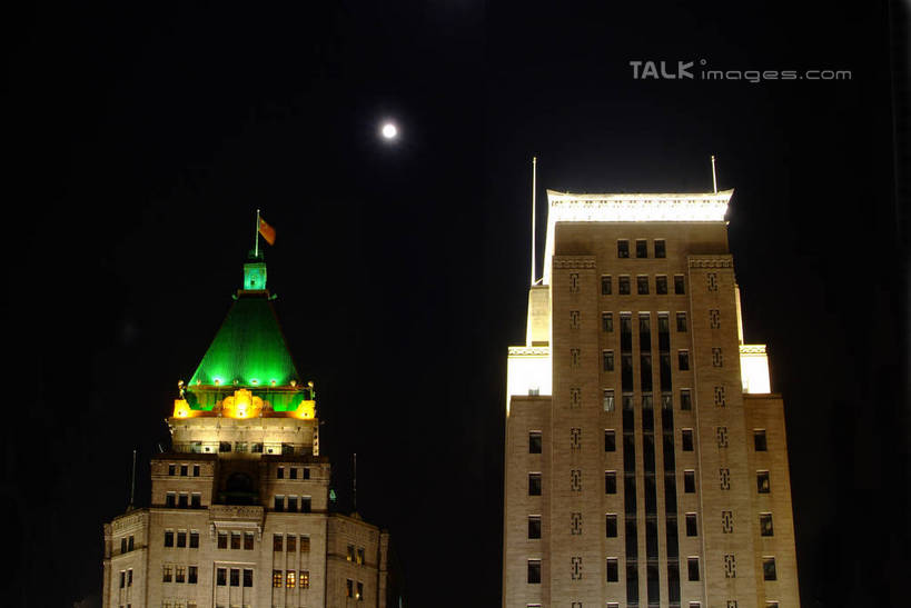 无人,高楼大厦,横图,彩色,室外,夜晚,仰视,度假,美景,城市风光,城市,大厦,建筑,摩天大楼,霓虹灯,夜景,旗帜,上海,中国,亚洲,阴影,光线,影子,景观,月亮,灯光,七彩,月光,娱乐,光源,旗子,建设,黄浦江,霓虹,灯,外滩,享受,休闲,景色,放松,明亮,申,照明设备,黄浦区,东亚,沙逊大厦,中山东一路,上海市,中华人民共和国,沪,华东地区,氖灯,皎洁,旌旗,旗号,彩图,低角度拍摄,大楼,高层建筑,高楼,摩天楼,黄埔滩,上海外滩,外黄埔滩,shlyb1