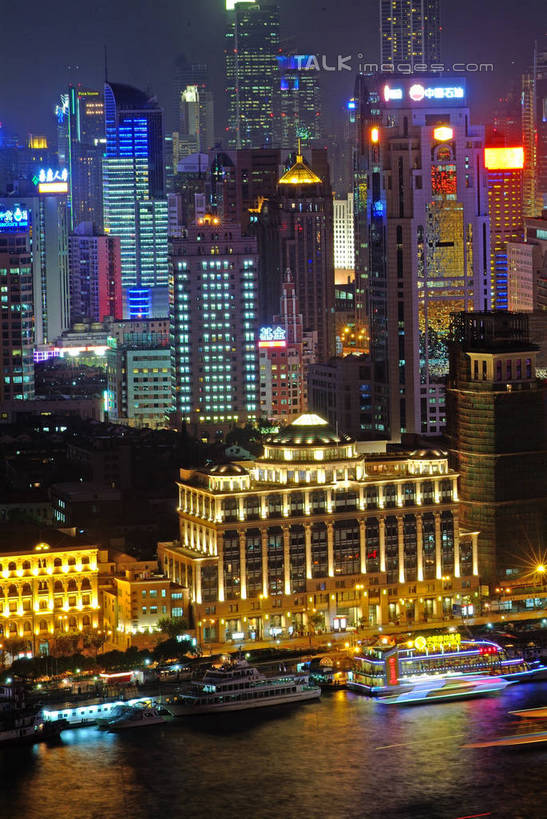 无人,高楼大厦,竖图,彩色,室外,夜晚,正面,度假,河流,美景,水,城市风光,城市,大厦,建筑,轮船,摩天大楼,霓虹灯,夜景,船,上海,中国,亚洲,阴影,波纹,光线,影子,河水,景观,水流,灯光,七彩,涟漪,娱乐,光源,建设,黄浦江,霓虹,灯,倒影,水纹,交通工具,外滩,波浪,享受,休闲,景色,放松,上海大厦,申,倒映,照明设备,载具,黄浦区,浦西,东亚,万国建筑博览群,外滩万国建筑博览群,上海总会,亚细亚大楼,东风饭店,有利大楼,日清大楼,中国通商银行大楼,招商局大楼,大北电报公司大楼,浦东发展银行大楼,上海海关大楼,交通银行大楼,华俄道胜银行大楼,台湾银行大楼,麦加利银行大楼,友邦大厦,和平饭店南楼,和平饭店北楼,中国银行大楼,怡泰邮船大楼,正金大楼,怡和洋行大楼,东方大楼,英国领事馆,俄罗斯总领事馆,气象信号台,中山东一路,上海市,中华人民共和国,沪,华东地区,水晕,氖灯,反照,彩图,大楼,高层建筑,高楼,摩天楼,黄埔滩,上海外滩,外黄埔滩,shlyb1