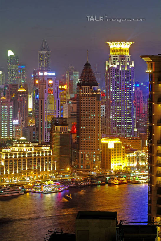 无人,高楼大厦,竖图,彩色,室外,夜晚,正面,度假,河流,美景,水,城市风光,城市,大厦,建筑,摩天大楼,霓虹灯,夜景,上海,中国,亚洲,阴影,光线,影子,河水,景观,水流,灯光,七彩,娱乐,光源,建设,黄浦江,霓虹,灯,倒影,外滩,享受,休闲,景色,放松,上海大厦,申,倒映,照明设备,黄浦区,浦西,东亚,万国建筑博览群,外滩万国建筑博览群,上海总会,亚细亚大楼,东风饭店,有利大楼,日清大楼,中国通商银行大楼,招商局大楼,大北电报公司大楼,浦东发展银行大楼,上海海关大楼,交通银行大楼,华俄道胜银行大楼,台湾银行大楼,麦加利银行大楼,友邦大厦,和平饭店南楼,和平饭店北楼,中国银行大楼,怡泰邮船大楼,正金大楼,怡和洋行大楼,东方大楼,英国领事馆,俄罗斯总领事馆,气象信号台,中山东一路,上海市,中华人民共和国,沪,华东地区,氖灯,反照,彩图,大楼,高层建筑,高楼,摩天楼,黄埔滩,上海外滩,外黄埔滩,shlyb1