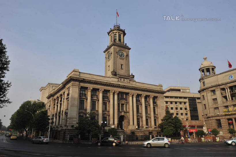 无人,高楼大厦,横图,室外,白天,正面,度假,美景,植物,城市风光,标志建筑,城市,大厦,道路,地标,建筑,路,摩天大楼,公路,汽车,旗帜,武汉,中国,亚洲,阴影,光线,影子,景观,交通,娱乐,旗子,建设,车,树,树木,蓝色,绿色,蓝天,天空,阳光,自然,交通工具,轿车,天,享受,休闲,景色,放松,生长,晴朗,成长,载具,东亚,湖北,湖北省,江汉关大楼,武汉市,汉口,万里无云,中华人民共和国,省会,旌旗,旗号,华中地区,鄂,晴空,晴空万里,马路,彩图,大楼,高层建筑,高楼,摩天楼,东方芝加哥,江汉路步行街,沿江大道,shlyb1