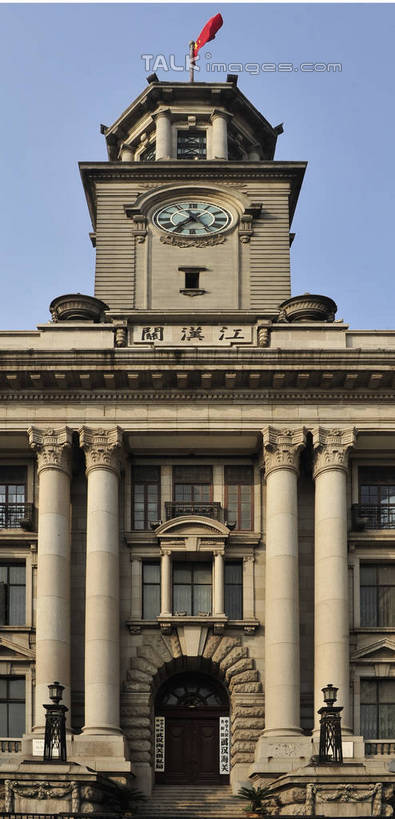 无人,高楼大厦,竖图,室外,白天,仰视,度假,美景,城市风光,标志建筑,城市,大厦,地标,建筑,摩天大楼,旗帜,武汉,中国,亚洲,阴影,时间,光线,时钟,影子,景观,计时,娱乐,旗子,建设,蓝色,蓝天,天空,阳光,钟表,天,享受,休闲,表,景色,放松,晴朗,东亚,湖北,湖北省,江汉关大楼,武汉市,汉口,万里无云,中华人民共和国,省会,塔钟,旌旗,旗号,华中地区,鄂,钟,晴空,晴空万里,彩图,低角度拍摄,大楼,高层建筑,高楼,摩天楼,东方芝加哥,江汉路步行街,沿江大道,shlyb1