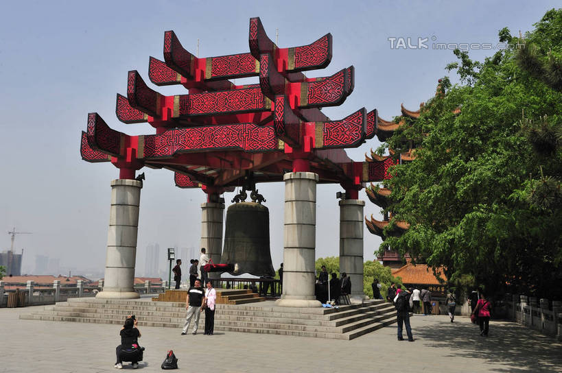 东方人,寺庙,走,横图,室外,白天,正面,旅游,度假,植物,楼梯,标志建筑,地标,建筑,武汉,中国,亚洲,行人,游客,游人,阴影,服装,节日,光线,影子,阶梯,许多人,燃烧,注视,休闲装,黄种人,文化,娱乐,建设,路人,旅客,台阶,树,树木,祈愿,衣服,蓝色,绿色,蓝天,天空,阳光,自然,香火,庙宇,天,观察,看,祈祷,一群人,享受,休闲,健康,休闲服,旅游胜地,放松,许愿,宗教,服饰,信仰,生长,晴朗,成长,观看,纪念,祈求,信号,察看,关注,报时,东亚,湖北,湖北省,黄鹤楼,武昌区,武汉市,武昌,万里无云,中华人民共和国,省会,召集,华中地区,鄂,过客,鸣钟,平安,男人,男性,年轻男性,年轻女性,女人,女性,亚洲人,钟,晴空,晴空万里,步行,散步,走路,半身,彩图,庙,寺,黄鹄山,蛇山,黄鹤楼公园,shlyb1