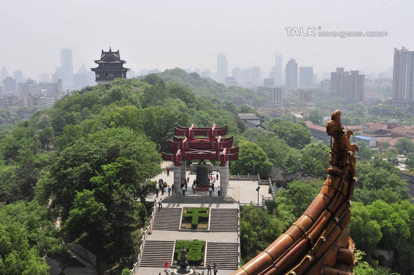 无人,高楼大厦,寺庙,横图,俯视,航拍,室外,白天,旅游,度假,办公楼,森林,山,山脉,树林,植物,标志建筑,大厦,地标,建筑,摩天大楼,写字楼,武汉,中国,亚洲,阴影,节日,光线,影子,山顶,山峰,山峦,燃烧,文化,娱乐,建设,树,树木,蓝色,绿色,蓝天,天空,阳光,自然,香火,楼宇,庙宇,群山,天,祈祷,享受,休闲,健康,旅游胜地,商务楼,放松,许愿,宗教,信仰,生长,晴朗,成长,纪念,祈求,鸟瞰,东亚,湖北,湖北省,黄鹤楼,武昌区,武汉市,武昌,万里无云,中华人民共和国,省会,华中地区,鄂,颠峰,极峰,平安,晴空,晴空万里,彩图,高角度拍摄,大楼,高层建筑,高楼,庙,摩天楼,寺,黄鹄山,蛇山,黄鹤楼公园,shlyb1