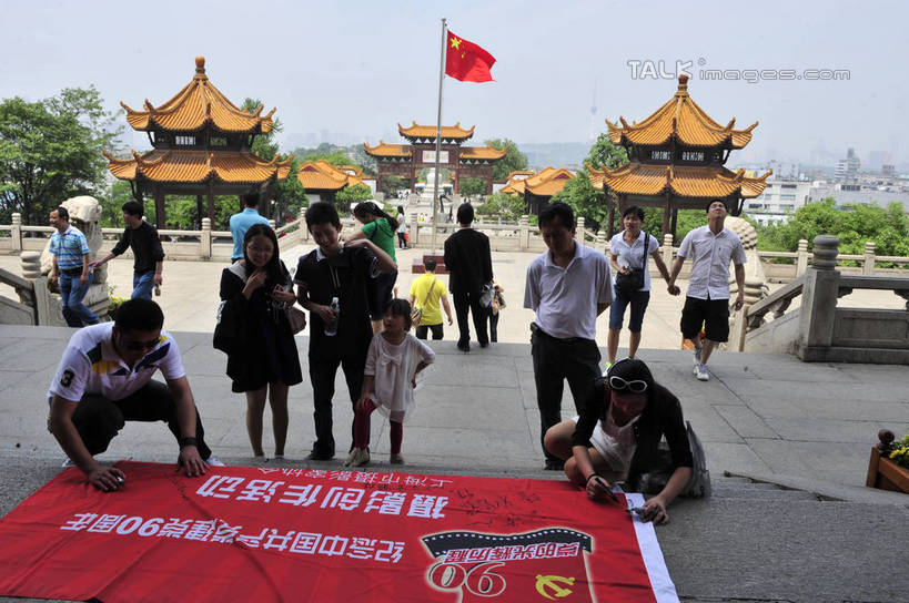 东方人,寺庙,站,走,蹲,横图,室外,白天,正面,旅游,度假,植物,标志建筑,地标,建筑,旗帜,武汉,中国,亚洲,行人,游客,游人,阴影,服装,节日,光线,标志,文字,影子,字符,许多人,燃烧,注视,休闲装,黄种人,文化,娱乐,标识,旗子,建设,路人,旅客,树,树木,衣服,蓝色,绿色,蓝天,天空,阳光,自然,香火,庙宇,天,观察,看,祈祷,站着,一群人,享受,休闲,健康,休闲服,汉字,旅游胜地,放松,许愿,宗教,服饰,信仰,生长,晴朗,成长,观看,纪念,祈求,察看,关注,中文,东亚,湖北,湖北省,黄鹤楼,武昌区,武汉市,武昌,万里无云,中华人民共和国,省会,国文,华文,旌旗,旗号,华中地区,鄂,过客,平安,男人,男性,年轻男性,年轻女性,女人,女性,亚洲人,晴空,晴空万里,步行,蹲着,散步,站立,走路,半身,彩图,庙,寺,黄鹄山,蛇山,黄鹤楼公园,shlyb1