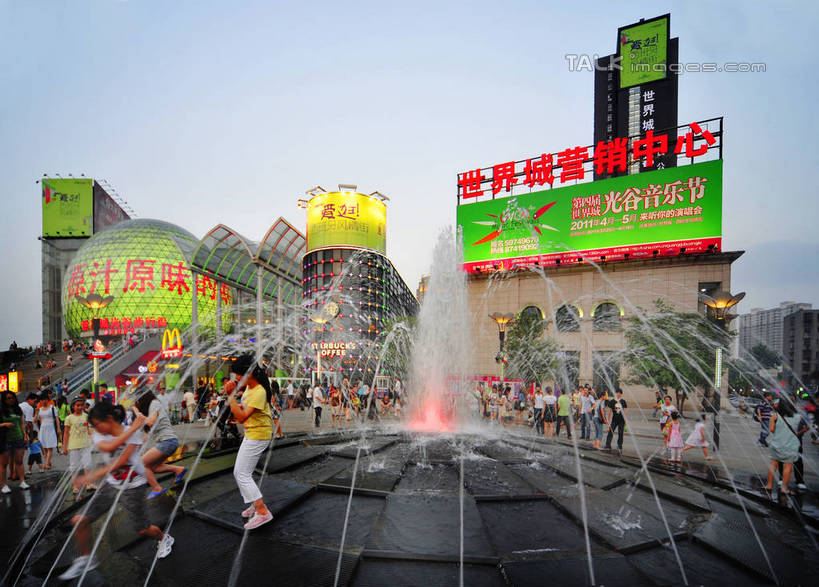 东方人,高楼大厦,站,横图,彩色,室外,白天,正面,度假,美景,水,植物,城市风光,城市,大厦,建筑,摩天大楼,霓虹灯,喷泉,武汉,中国,亚洲,行人,游客,游人,阴影,飞溅,服装,溅,光线,标志,文字,液体,影子,字符,景观,水滴,灯光,七彩,许多人,注视,休闲装,黄种人,文化,娱乐,光源,标识,建设,霓虹,路人,旅客,灯,水珠,树,树木,衣服,蓝色,绿色,蓝天,天空,阳光,自然,天,观察,看,品味,站着,一群人,享受,休闲,休闲服,汉字,景色,放松,服饰,生长,晴朗,成长,观看,察看,照明设备,关注,喷洒,中文,水景,东亚,湖北,湖北省,中国光谷,武汉市,万里无云,中华人民共和国,省会,氖灯,美观,国文,华文,华中地区,鄂,过客,男人,男性,年轻男性,年轻女性,女人,女性,亚洲人,设计,晴空,晴空万里,站立,半身,彩图,大楼,高层建筑,高楼,摩天楼,洪山,洪山区,江夏,江夏区,武汉东湖新技术产业开发区,武汉光谷,shlyb1