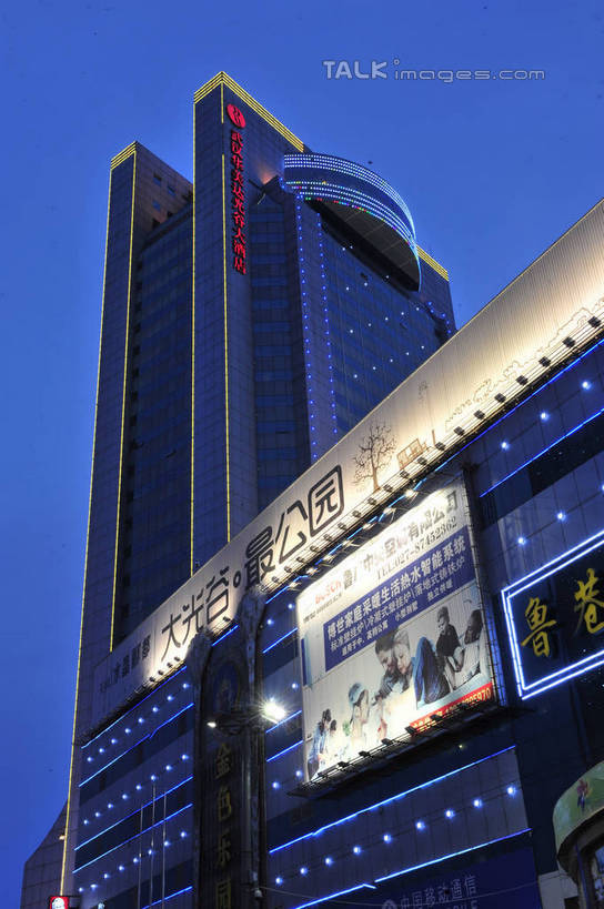 无人,高楼大厦,竖图,彩色,室外,夜晚,仰视,度假,美景,城市风光,城市,大厦,建筑,摩天大楼,霓虹灯,夜景,武汉,中国,亚洲,阴影,光线,影子,景观,灯光,七彩,娱乐,光源,建设,霓虹,灯,蓝色,蓝天,天空,天,享受,休闲,景色,放松,晴朗,照明设备,东亚,湖北,湖北省,中国光谷,武汉市,万里无云,中华人民共和国,省会,氖灯,华中地区,鄂,晴空,晴空万里,彩图,低角度拍摄,大楼,高层建筑,高楼,摩天楼,洪山,洪山区,江夏,江夏区,武汉东湖新技术产业开发区,武汉光谷,shlyb1