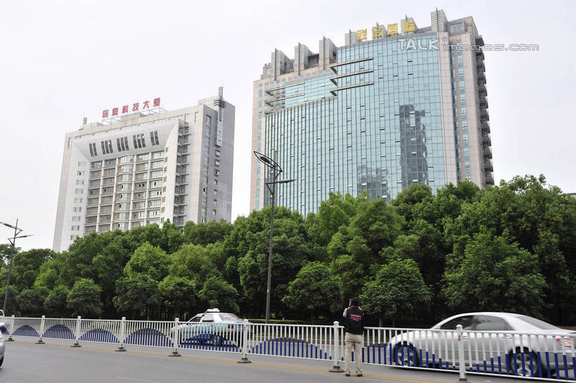 东方人,一个人,高楼大厦,栏杆,站,横图,室外,白天,仰视,度假,美景,植物,城市风光,城市,大厦,道路,建筑,路,路灯,摩天大楼,公路,汽车,照明,武汉,中国,亚洲,仅一个男性,仅一个人,阴影,服装,光线,影子,景观,围栏,灯光,交通,注视,休闲装,黄种人,娱乐,建设,护栏,车,灯,树,树木,仅一个年轻男性,衣服,蓝色,绿色,蓝天,天空,阳光,自然,交通工具,轿车,天,观察,看,站着,享受,休闲,休闲服,景色,放松,服饰,生长,晴朗,成长,观看,照亮,察看,照明设备,关注,载具,东亚,湖北,湖北省,中国光谷,武汉市,万里无云,中华人民共和国,省会,华中地区,鄂,男人,男性,年轻男性,亚洲人,晴空,晴空万里,马路,站立,彩图,低角度拍摄,全身,大楼,高层建筑,高楼,摩天楼,洪山,洪山区,江夏,江夏区,武汉东湖新技术产业开发区,武汉光谷,shlyb1