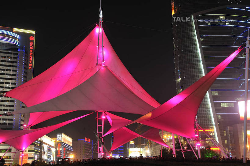 无人,高楼大厦,栏杆,横图,彩色,室外,夜晚,仰视,度假,美景,城市风光,城市,大厦,道路,建筑,路,摩天大楼,霓虹灯,夜景,公路,武汉,中国,亚洲,阴影,光线,影子,景观,围栏,灯光,七彩,交通,娱乐,光源,建设,护栏,霓虹,灯,享受,休闲,景色,放松,照明设备,东亚,湖北,湖北省,中国光谷,武汉市,中华人民共和国,省会,氖灯,华中地区,鄂,马路,彩图,低角度拍摄,大楼,高层建筑,高楼,摩天楼,洪山,洪山区,江夏,江夏区,武汉东湖新技术产业开发区,武汉光谷,shlyb1