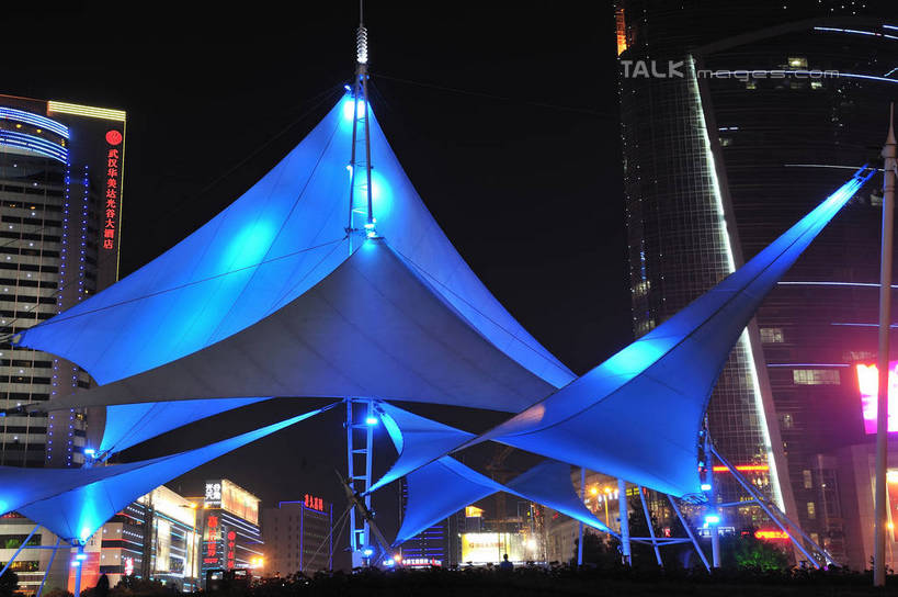 无人,高楼大厦,栏杆,横图,彩色,室外,夜晚,仰视,度假,美景,城市风光,城市,大厦,道路,建筑,路,摩天大楼,霓虹灯,夜景,公路,武汉,中国,亚洲,阴影,光线,影子,景观,围栏,灯光,七彩,交通,娱乐,光源,建设,护栏,霓虹,灯,享受,休闲,景色,放松,照明设备,东亚,湖北,湖北省,中国光谷,武汉市,中华人民共和国,省会,氖灯,华中地区,鄂,马路,彩图,低角度拍摄,大楼,高层建筑,高楼,摩天楼,洪山,洪山区,江夏,江夏区,武汉东湖新技术产业开发区,武汉光谷,shlyb1