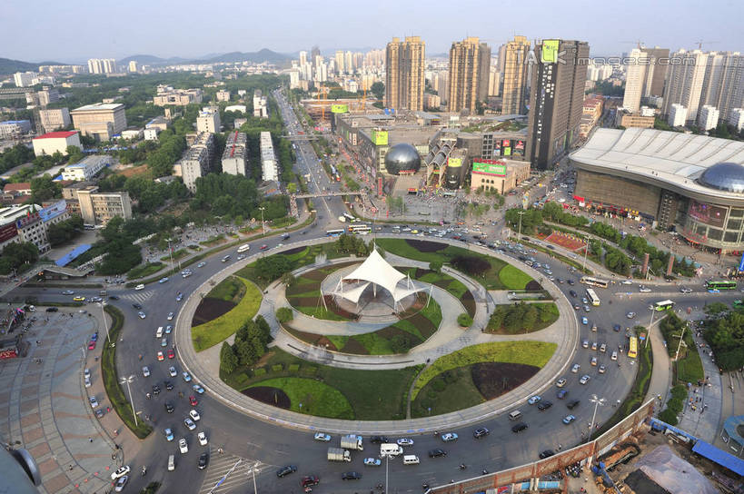 无人,高楼大厦,横图,全景,俯视,航拍,室外,白天,度假,草地,草坪,美景,天际线,植物,城市风光,城市,大厦,道路,建筑,路,摩天大楼,公路,汽车,武汉,中国,亚洲,阴影,光线,影子,景观,交通,娱乐,建设,车,草,树,树木,蓝色,绿色,蓝天,天空,阳光,自然,交通工具,轿车,天,享受,休闲,景色,放松,生长,晴朗,成长,鸟瞰,载具,东亚,湖北,湖北省,中国光谷,武汉市,万里无云,中华人民共和国,省会,华中地区,鄂,晴空,晴空万里,马路,彩图,高角度拍摄,大楼,高层建筑,高楼,摩天楼,洪山,洪山区,江夏,江夏区,武汉东湖新技术产业开发区,武汉光谷,shlyb1