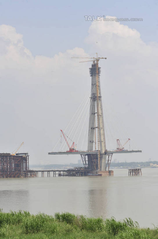 无人,高楼大厦,竖图,室外,白天,正面,度假,草地,草坪,河流,美景,水,植物,城市风光,城市,大桥,大厦,建筑,立交桥,摩天大楼,桥梁,武汉,中国,亚洲,阴影,光线,影子,河水,景观,水流,云,云朵,高架,斜拉桥,桥,云彩,娱乐,建设,草,蓝色,绿色,白云,蓝天,天空,阳光,天,享受,休闲,景色,放松,晴朗,东亚,湖北,湖北省,武昌区,武汉市,武昌,武汉长江大桥,汉阳,中华人民共和国,省会,华中地区,鄂,晴空,彩图,大楼,高层建筑,高楼,摩天楼,龟山,汉阳区,黄鹄山,蛇山,shlyb1