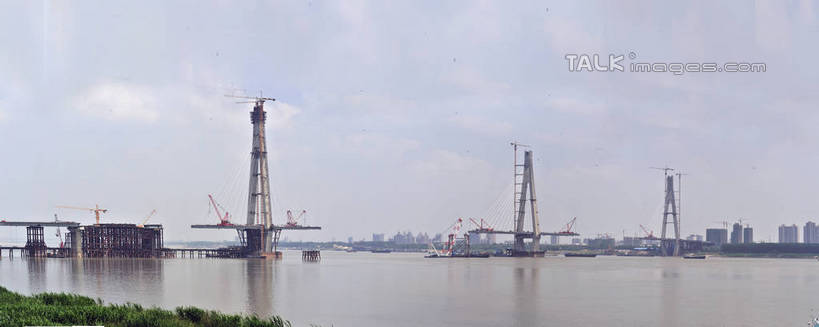 无人,高楼大厦,横图,室外,白天,正面,度假,草地,草坪,河流,美景,水,植物,城市风光,城市,大桥,大厦,建筑,立交桥,摩天大楼,桥梁,武汉,中国,亚洲,阴影,光线,影子,河水,景观,水流,云,云朵,高架,斜拉桥,桥,云彩,娱乐,建设,草,蓝色,绿色,白云,蓝天,天空,阳光,天,享受,休闲,景色,放松,晴朗,东亚,湖北,湖北省,武昌区,武汉市,武昌,武汉长江大桥,汉阳,中华人民共和国,省会,华中地区,鄂,晴空,彩图,大楼,高层建筑,高楼,摩天楼,龟山,汉阳区,黄鹄山,蛇山,shlyb1