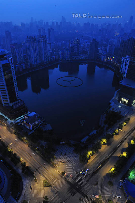 无人,高楼大厦,竖图,全景,俯视,航拍,室外,夜晚,度假,河流,美景,水,天际线,城市风光,城市,大厦,道路,建筑,路,路灯,摩天大楼,夜景,公路,照明,武汉,中国,亚洲,阴影,光线,影子,河水,景观,水流,灯光,交通,娱乐,建设,灯,倒影,享受,休闲,景色,放松,照亮,倒映,照明设备,鸟瞰,东亚,湖北,湖北省,武汉市,汉口,中华人民共和国,省会,华中地区,鄂,反照,马路,彩图,高角度拍摄,大楼,高层建筑,高楼,摩天楼,东方芝加哥,shlyb1