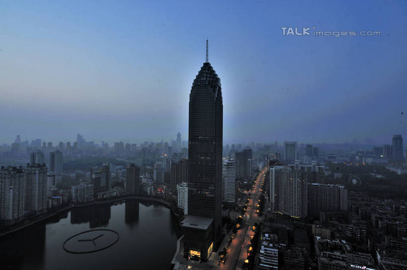 无人,高楼大厦,横图,全景,俯视,室外,白天,度假,河流,美景,水,天际线,城市风光,城市,大厦,道路,建筑,路,路灯,摩天大楼,公路,照明,武汉,中国,亚洲,阴影,光线,影子,河水,景观,水流,灯光,交通,娱乐,建设,灯,蓝色,倒影,蓝天,天空,天,享受,休闲,景色,放松,晴朗,照亮,倒映,照明设备,东亚,湖北,湖北省,武汉市,汉口,万里无云,中华人民共和国,省会,华中地区,鄂,反照,晴空,晴空万里,马路,彩图,高角度拍摄,大楼,高层建筑,高楼,摩天楼,东方芝加哥,shlyb1