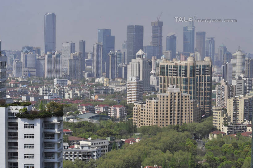 无人,横图,俯视,室外,白天,度假,美景,植物,城市风光,城市,道路,路,公路,汽车,旗帜,武汉,中国,亚洲,许多,阴影,光线,影子,景观,分界线,停车线,交通,很多,拥堵,拥挤,娱乐,旗子,车,树,树木,绿色,阳光,自然,交通工具,轿车,享受,休闲,景色,放松,生长,成长,车行道,车行道分界线,堵车,塞车,载具,标线,东亚,车行线,湖北,湖北省,武汉市,中华人民共和国,省会,旌旗,旗号,华中地区,鄂,马路,彩图,高角度拍摄,shlyb1