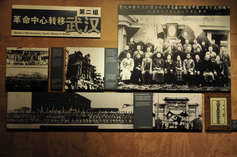 东方人,无人,坐,横图,照片,室内,特写,白天,正面,静物,武汉,中国,亚洲,一排,阴影,服装,整齐,并列,并排,反射,标志,文字,影子,字符,墙,许多人,注视,休闲装,黄种人,标识,墙壁,墙面,排列,衣服,观察,看,一群人,休闲,休闲服,汉字,摄影,服饰,观看,察看,队列,关注,中文,平行,东亚,湖北,湖北省,武昌区,武汉市,武昌,中华人民共和国,省会,国文,华文,华中地区,鄂,男人,男性,年轻男性,年轻女性,女人,女性,亚洲人,相片,坐着,半身,彩图,拍摄,照相,都府堤,中共五大会址纪念馆,shlyb1